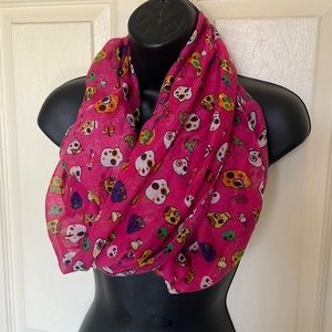 Scarf with skulls